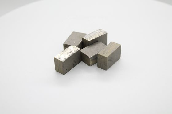 평평한 모양의 단위 다이아몬드 그라나이트 안데사이트 라바 절단 도구 1800mm 블레이드 끝