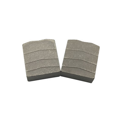 좁은 절단 간격과 돌 폐기물 감소와 함께 부드러운 그라닌을위한 뜨거운 다이아몬드 세그먼트